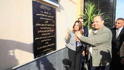 وزيرة التنمية ومحافظ الوادي الجديد ورئيس هيئة تنمية الصعيد يفتتحون مصنع إنتاج "شكائر الزماط"