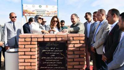 وزيرة التنمية ومحافظ الوادى الجديد ورئيس هيئة تنمية الصعيد يضعون حجر الأساس لمجمع الصناعات الغذائية