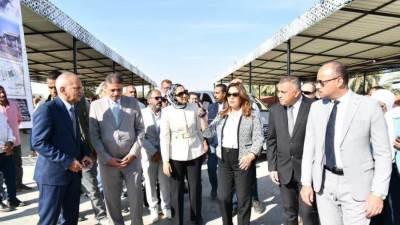 وزيرة التنمية ومحافظ الوادي الجديد تتفقدان أعمال تطوير الموقف الإقليمي بالخارجة ورصف ورفع كفاءة الطرق الداخلية بحي المجاهدين