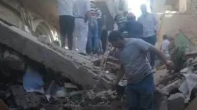 مصرع شخصين في انهيار منزل من 3 طوابق بمصر.. والبحث عن ضحايا تحت الأنقاض