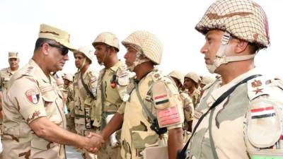 وزير الدفاع يشهد تنفيذ مشروع تكتيكي بالذخيرة الحية بالجيش الثاني الميداني