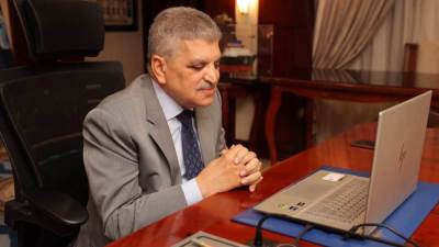 رئيس "قناة السويس" يبحث مع مجموعة "ميرسك" التعاون الثنائي وجداول الإبحار خلال الفترة المقبلة