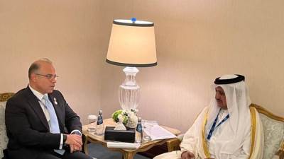 وزير الاستثمار والتجارة الخارجية يلتقي رئيس غرفة تجارة وصناعة قطر
