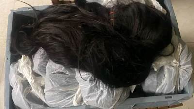 جمارك مطار الإسكندرية تحبط محاولة تهريب 12 كيلو من الشعر الطبيعي