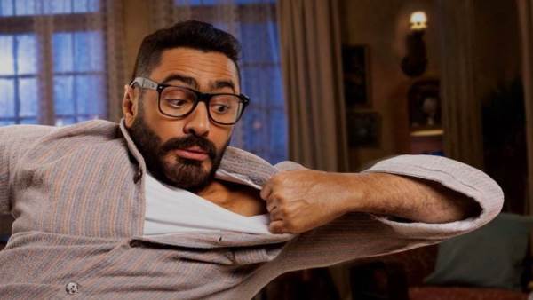 تامر حسني في تجسيده لمتلازمة اليد الغريبة بفيلم مش أنا