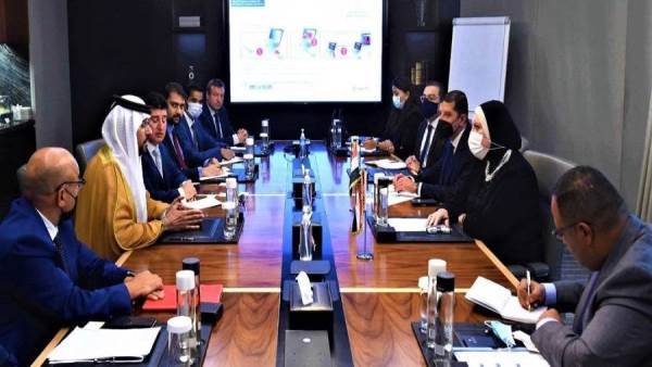 وزيرة التجارة والصناعة مع مستثمرين إماراتيين