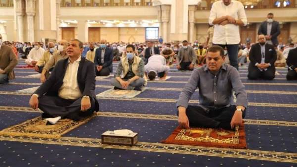 رئيس حكومة الوحدة الوطنية الليبية وسعفان يؤديان صلاة الجمعة