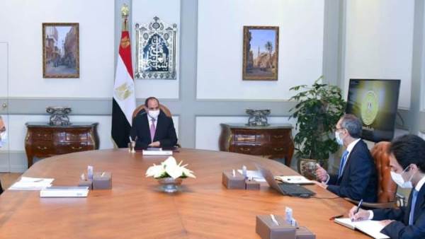 السيسي مع وزير الاتصالات