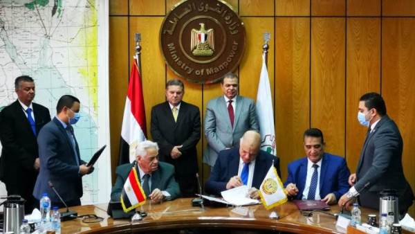 وزيرا قطاع الأعمال والقوى العاملة خلال توقيع اتفاقية تعويض عمال الحديد والصلب