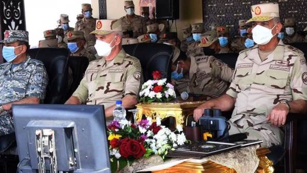 قادة القوات المسلحة خلال تنفيذ المناورة رعد 32