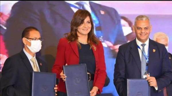 السفيرة نبيلة مكرم