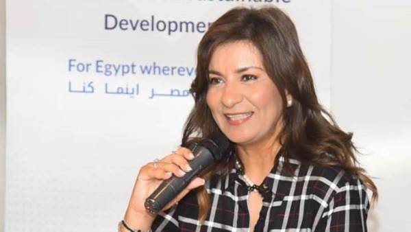 السفيرة نبيلة مكرم