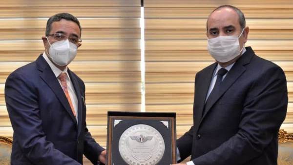 وزير الطيران المدنى والسفير الهندى