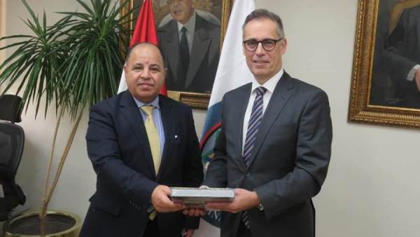 وزير المالية والسفير السويسري