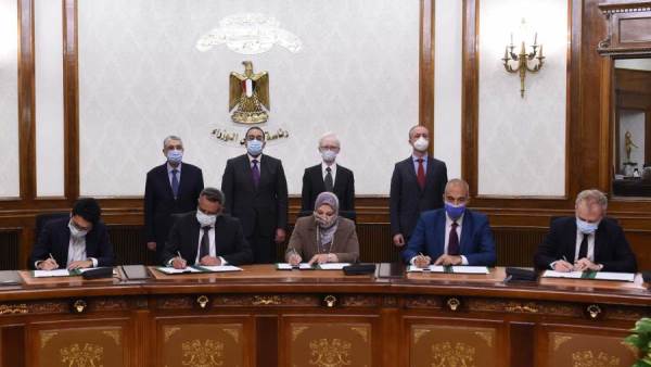 رئيس الوزراء خلال توقيع الاتفاقية