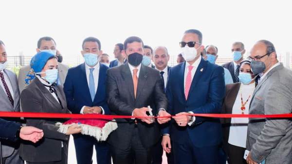 محافظ الفيوم ورئيس هيئة الاستثمار خلال افتتاح مركز خدمة المستثمرين