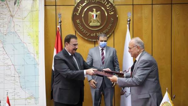 وزير القوى العاملة خلال توقيع اتفاقية تدريب المهندسين