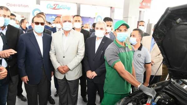 وزير البترول في زيارته للسويس