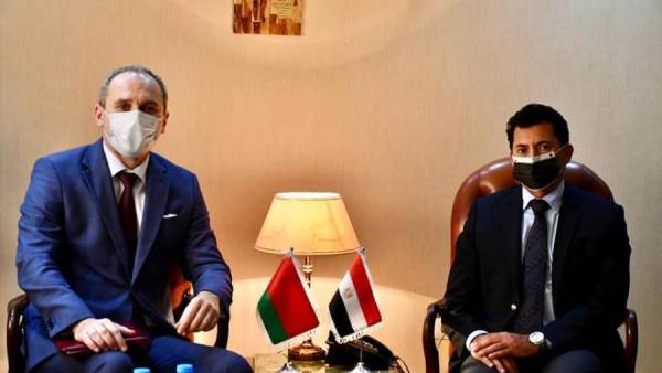 أشرف صبحي وسفير بيلاروسيا يبحثان التعاون المشترك