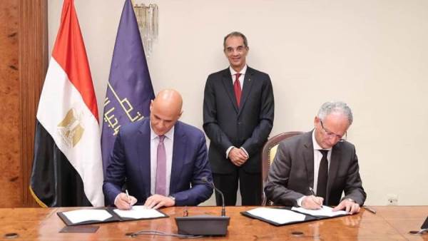 وزير الاتصالات خلال توقيع الاتفاقية