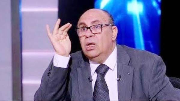 مبروك عطية يضرب أحد المصلين