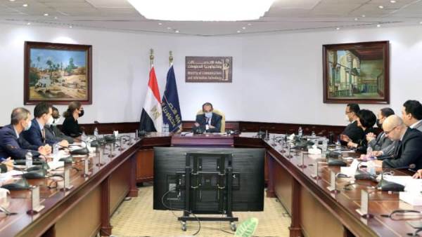 وزير الاتصالات مع وفد البنك الدولي