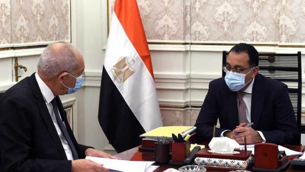 رئيس الوزراء ورئيس اقتصادية قناة السويس