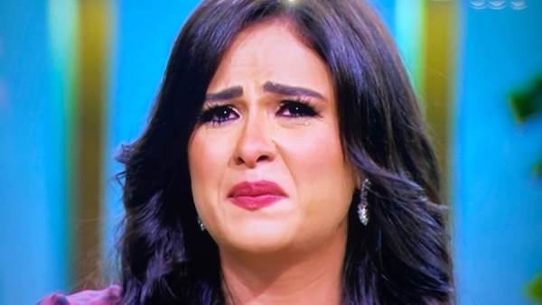 ياسمين عبد العزيز باكية