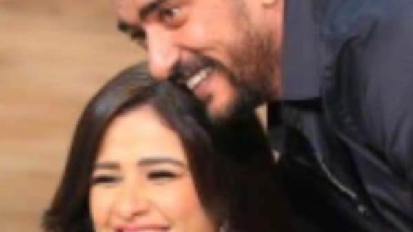 ياسمين عبد العزيز مع زوجها أحمد العوضي