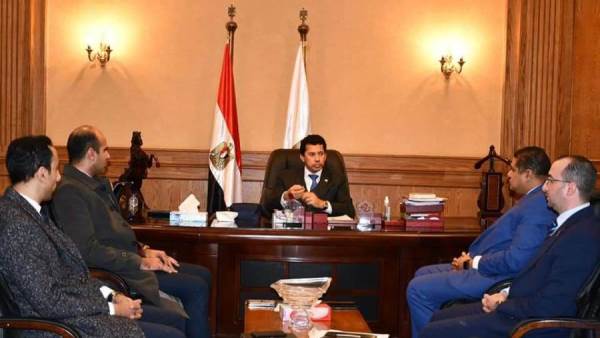 الدكتور أشرف صبحي وزير الشباب والرياضة مع عدد من ممثلى تنسيقية شباب الأحزاب