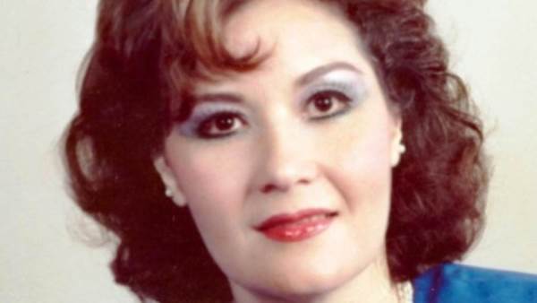 المذيعة عزة الإتربي