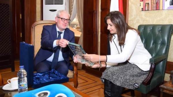 الهجرة الدولية تمنح السفيرة نبيلة مكرم جائزة أصدقاء المهاجرين