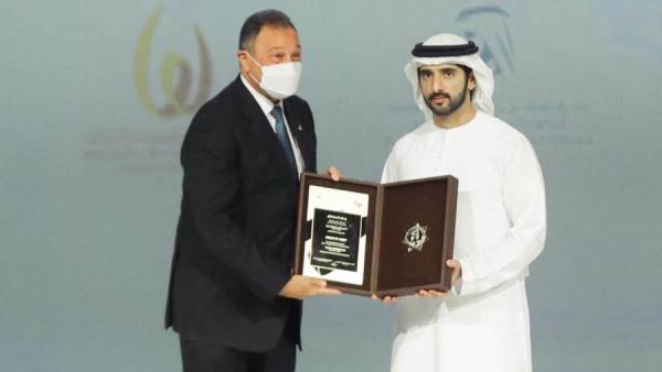 عاجل الخطيب يتسلم جائزة محمد بن راشد للإبداع الرياضى