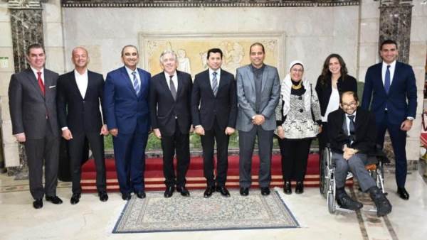 وزير الشباب والرياضة مع مجلس إدارة نادي الجزيرة