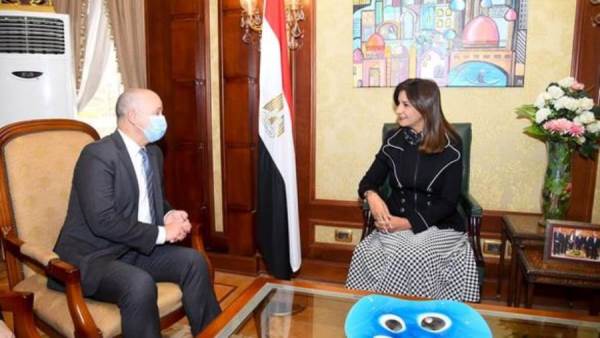 وزيرة الهجرة والسفير الكندي