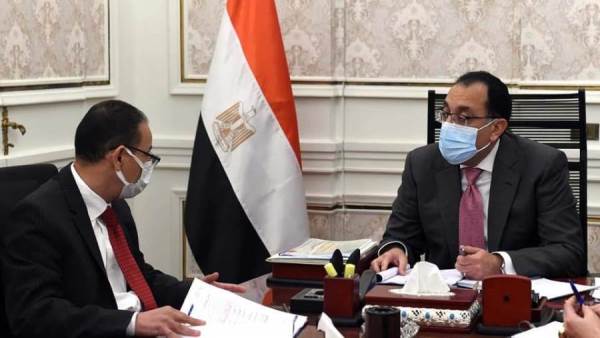 رئيس الوزراء خلال الاجتماع