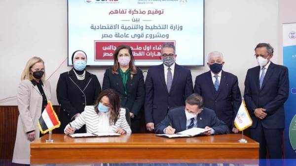 الوزراء خلال توقيع المذكرة أمس
