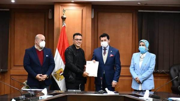 صبحي خلال توزيع المنح المالية على الفائزين