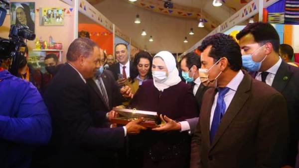 وزيرا التضامن والشباب خلال افتتاح المعرض