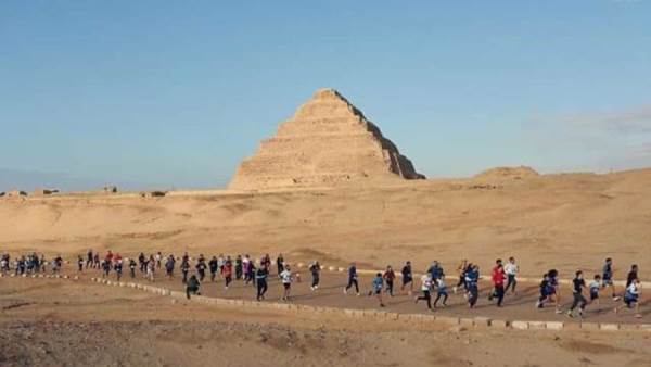 المتسابقون أمام هرم سقارة
