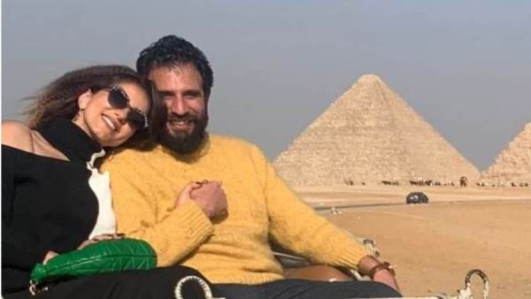 حنان مطاوع وزوجها بالأهرامات