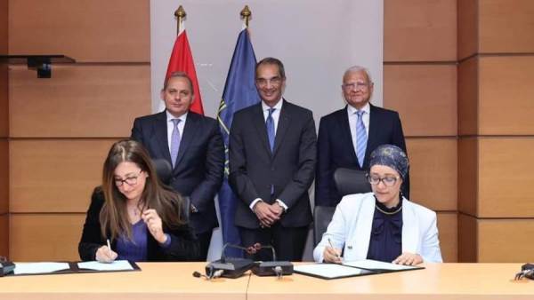 وزارة الاتصالات والبنك الأهلي