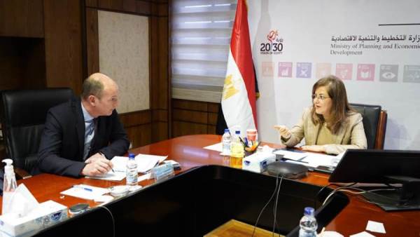 وزيرة التخطيط مع وفد من البنك الأوروبي