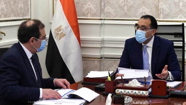 رئيس الوزراء مع وزير البترول
