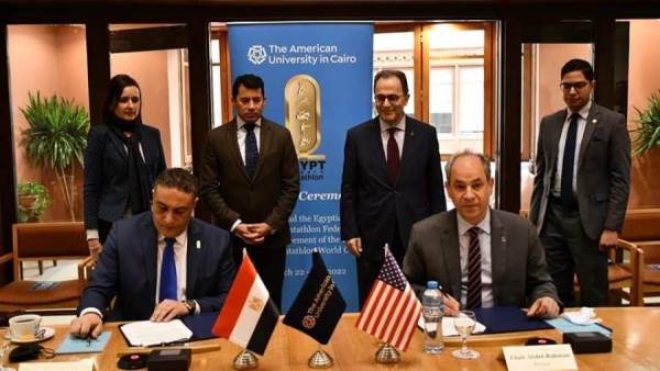 وزير الشباب ورئيس الجامعة الأمريكية يوقعان بروتوكولا لاستضافة ملاعب الجامعة