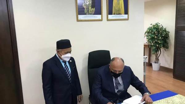 وزير الخارجية مع وزير البيئة الماليزي