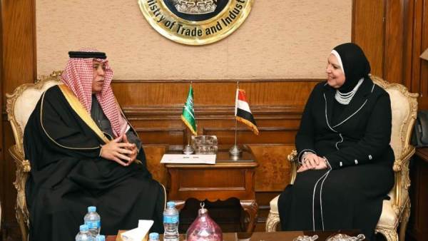 وزيرة التجارة والصناعة مع نظيرها السعودي