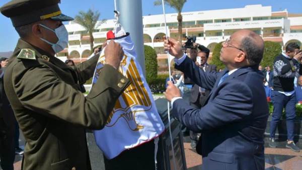 اللواء محمود شعراوي اثناء رفعه العلم المصري بطابا