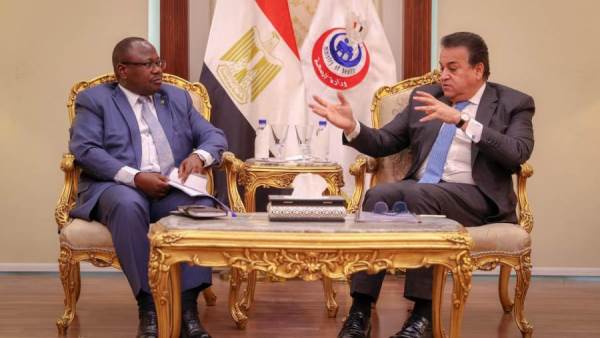وزير التعلبم العالي مع سفير زامبيا