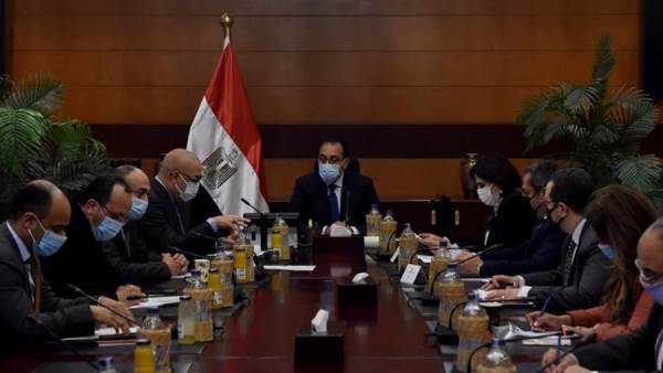 رئيس الوزراء مع مسئولو الإسكان